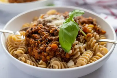 Pyszny makaron z sosem bolognese z soczewicy. Idealne przepisy na obiad.