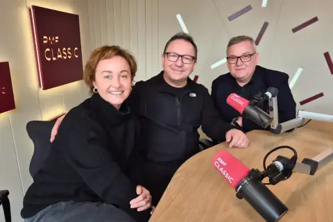 Trzy osoby w studiu RMF Classic, dyskutujące o tym, jak wzmocnić sygnał radia FM w domu.
