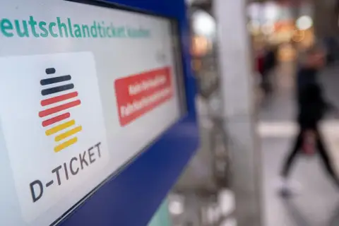 D-Ticket-Automat zeigt "Deutschlandticket kaufen". Die Frage, wie viele Deutschlandtickets verkauft wurden, bleibt offen.