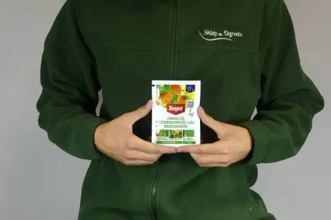 Ręce trzymają opakowanie środka Target, który zwalcza mączniak brzoskwini. To nie jest syllit, lecz skuteczny preparat.