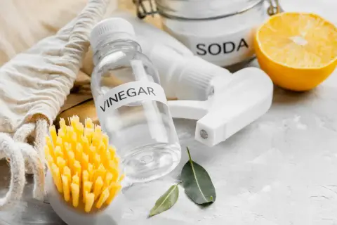 Butelka z octem, soda, cytryna i szczotka do czyszczenia. Czy ocet odtłuszcza? Naturalne środki czystości.