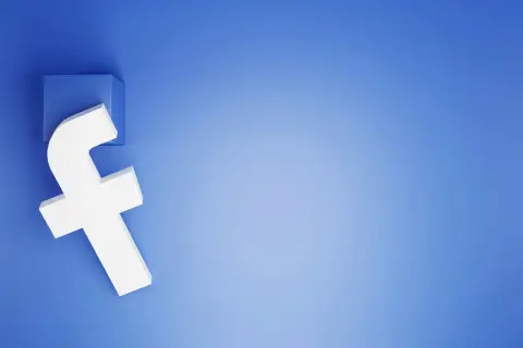 Biała litera "f" na niebieskim tle, symbolizuje Facebooka. Dowiedz się, jak odzyskać konto na FB, gdy je stracisz.