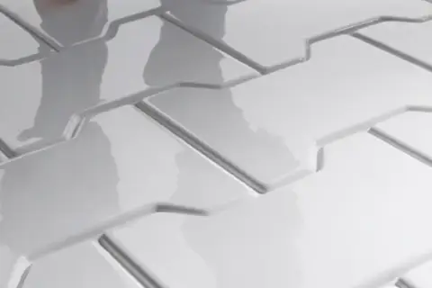 Biała, błyszcząca kostka bauma tworzy geometryczny wzór.