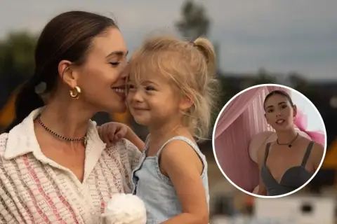 Klaudia Halejcio z córką, uśmiechnięte i blisko siebie. W okręgu Klaudia Halejcio w innym ujęciu.