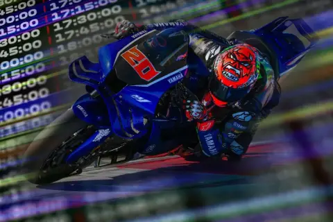 Piloto de MotoGP en acción durante el test Misano, con tiempos de vuelta en pantalla.