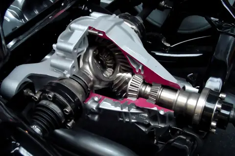 Przekładnia główna z mechanizmem różnicowym, widok przekroju. Widać tu zębatki i wałki, które pozwalają na szpera napędu.
