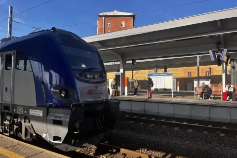 Pociąg PKP Intercity na peronie dworca Szczecin Główny. Ludzie czekają na podróż.