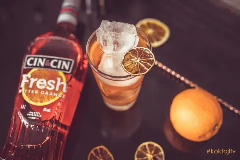 Orzeźwiający drink z Cin Cin Bitter Orange, lodem i suszoną pomarańczą. Idealny aperitivo na letnie popołudnie.
