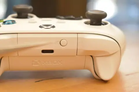 Biały kontroler Xbox Series X z widocznym portem USB-C i przyciskiem parowania. Dowiedz się, jak podłączyć drugiego pada do Xbox Series X.