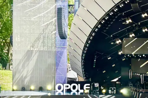Scena koncertowa z napisem "OPOLE", oświetleniem i konstrukcją dźwiękową.