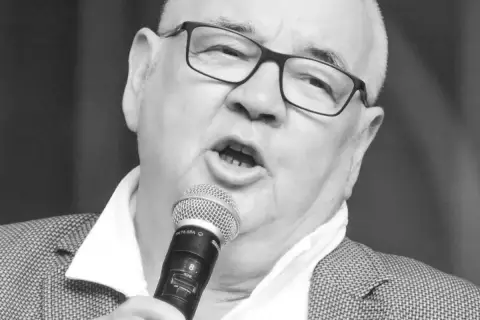 Stanisław Soyka śpiewa, trzymając mikrofon. Jego przeboje, ułożone alfabetycznie, brzmią jak zawsze wspaniale.