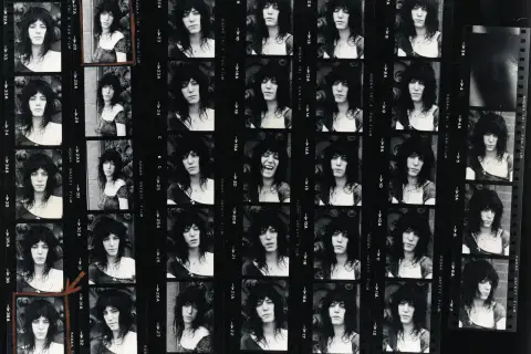 Patti Smith na kliszy filmowej, jakby z okładki "Strachy na lachy czarny chleb tekst". Wiele ujęć tej samej artystki.
