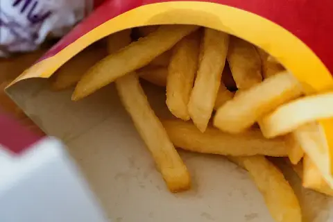 Ile kalorii mają małe frytki z McDonald's? Zaskakujące fakty o kaloriach