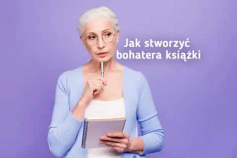 Kobieta z notatnikiem i długopisem zastanawia się, jak przygotować arkusz postaci przed pisaniem książki.