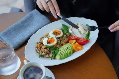 Pyszne śniadanie z jajkami, awokado i komosą ryżową, idealne na dietę 2000 kcal.