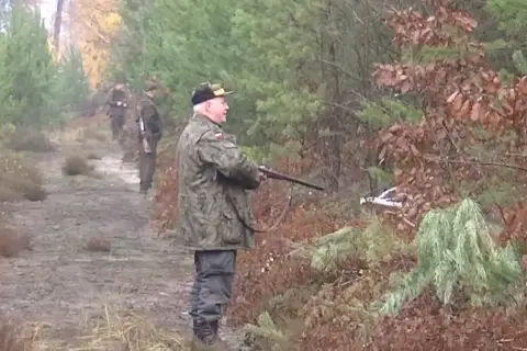 Myśliwi w lesie, przygotowujący się do polowania. Jak dowiedzieć się gdzie jest polowanie lub myśliwy? Obserwuj ich w lesie.