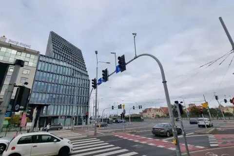 Ruch uliczny na rondzie Kaponiera. Nowoczesne budynki i sygnalizacja świetlna.
