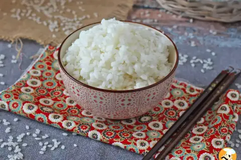 Idealny ryż do sushi: biały, kleisty, gotowy do zwinięcia. Dowiedz się, jak ugotować ryż do sushi krok po kroku.