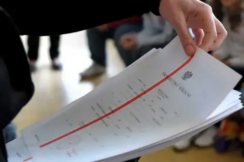 Świadectwo szkolne z czerwonym paskiem. Czy religia wlicza się do średniej? Pytanie, które nurtuje wielu uczniów.