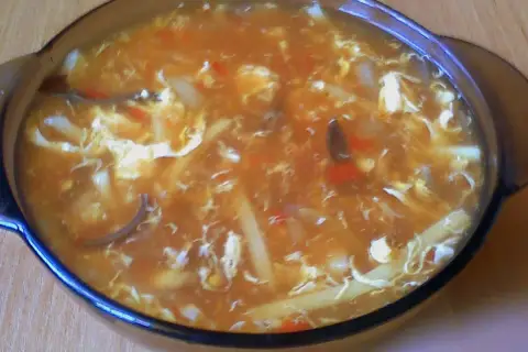 Gorąca zupa po pekińsku, pełna kawałków warzyw i jajka, kusi aromatem.