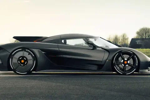 Czarny Koenigsegg Jesko, symbol luksusu i osiągów. Jego cena jest astronomiczna, ale dla koneserów to spełnienie marzeń.