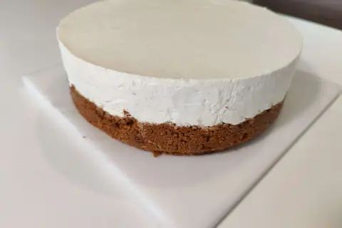 Un délicieux cheesecake sans cuisson, avec une base croustillante et une garniture onctueuse. Parfait pour une recette facile et rapide.