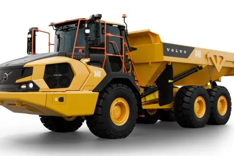 Żółte, elektryczne wozidło budowlane Volvo A40 z dużymi oponami, gotowe do pracy na placu budowy.