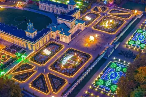 Nocny park świateł w Warszawie zachwyca iluminacjami pałacu i ogrodów.