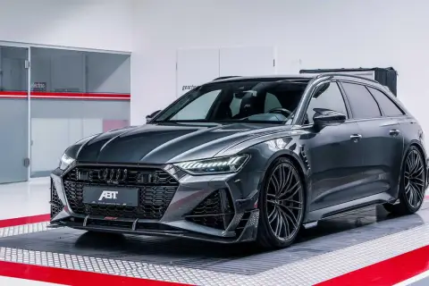 Mroczny Audi RS6 Avant, tuningowany przez ABT, prezentuje agresywny design z karbonowymi elementami i masywnymi felgami.