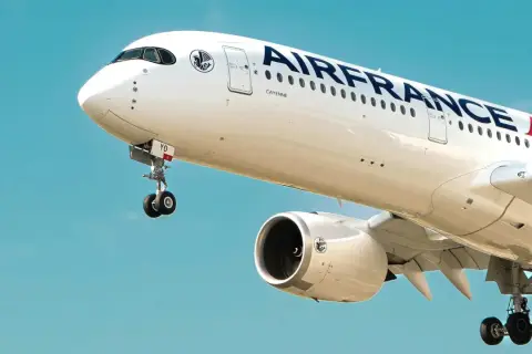 Samolot Air France z wysuniętym podwoziem, gotowy do startu. W kabinie zmieści się Twój **bagaż podręczny**.