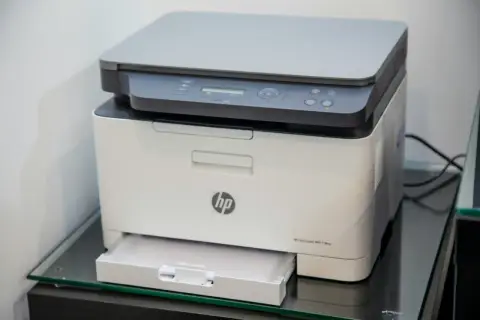Biała drukarka HP Color Laser MFP 178nw. Zapomniałeś hasła? Sprawdź, jak odzyskać hasło do drukarki HP.