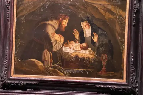 Święty Franciszek i święta Klara adorują Dzieciątko Jezus. Obraz oddaje ducha franciszkanizmu poprzez prostotę i pokorę sceny.