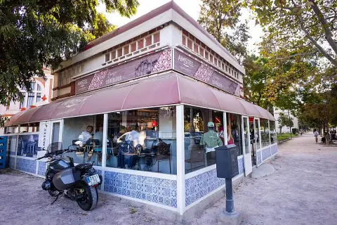 La pergola Valencia, un café con terraza y moto aparcada, invita a disfrutar del día.