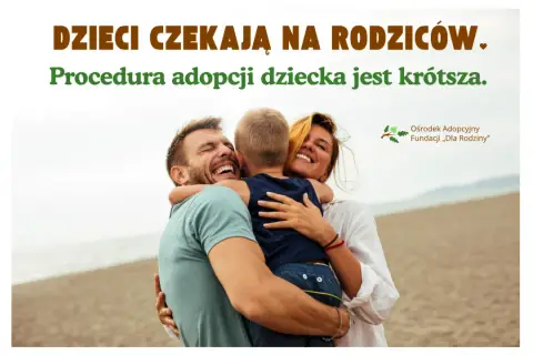 Szczęśliwa rodzina na plaży. Procedura adopcji dziecka jest krótsza, dzieci czekają na rodziców.
