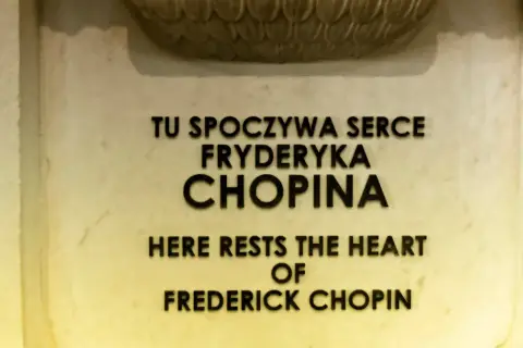 Tu spoczywa serce Chopina. Napis na pomniku upamiętniającym miejsce pochówku serca Fryderyka Chopina.