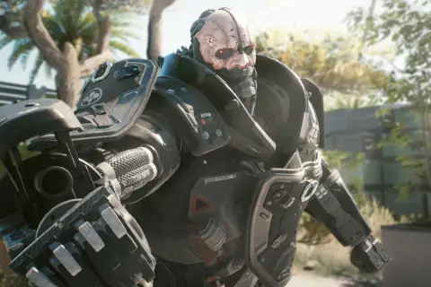 Adam Smasher, potężny cyborg z Cyberpunk 2077, w pełnej zbroi, z czerwonymi oczami i bliznami na twarzy, stoi na tle słonecznego ogrodu.
