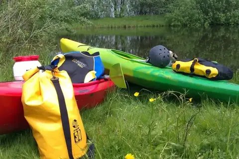 Przygotowanie do wyprawy: kajaki, żółta torba wodoodporna, kask i plecak to podstawa, co zabrać na kajaki.