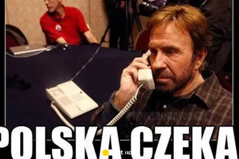 Czak Norris rozmawia przez telefon, a napis głosi "Polska czeka!".