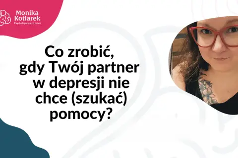 Kobieta w okularach i z tatuażem na piersi, obok tekst o depresji.