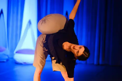 Tancerka z poduszką na plecach na scenie Teatru Małego w Tychach. Sprawdź repertuar!