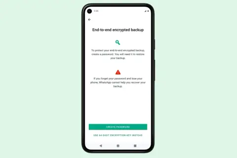 Ekran telefonu z opcją tworzenia hasła do szyfrowanej kopii zapasowej WhatsApp. Pamiętaj, by nie zgubić hasła!