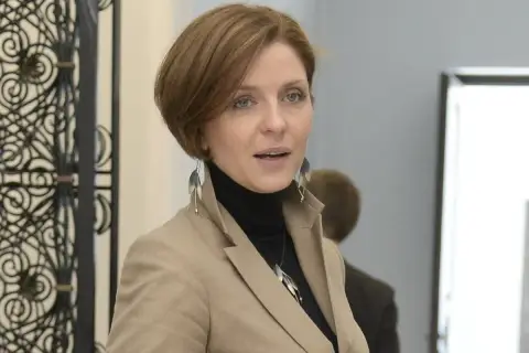 Joanna Mucha w beżowej marynarce i czarnym golfie, z długimi kolczykami. Czyżby szykował się nowy romans?