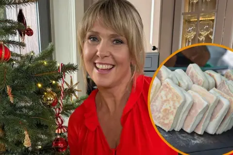Uśmiechnięta Ewa Wachowicz prezentuje proziaki, które przygotowała według swojego przepisu.