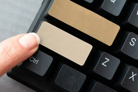 Palec naciska na klawisz Ctrl, obok pustych, beżowych klawiszy na klawiaturze. To idealne miejsce na Twój lnk!