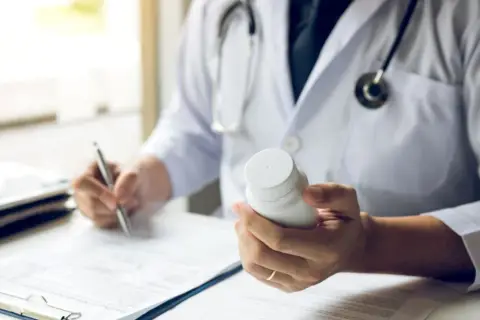 Kiedy leki na koronawirus będą dostępne? Oto najnowsze informacje
