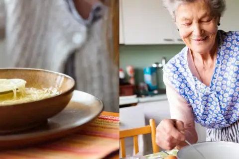 Abuela sonriente prepara sopa de fideos casera. Un plato humeante espera ser disfrutado.