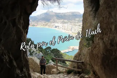 Hombre en la ruta calpe, con vistas al mar y al Peñón de Ifach.