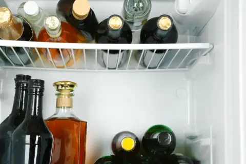 W lodówce różne alkohole, od wódki po koniak. Czy wódka się psuje? Nie, jeśli jest dobrze zamknięta.