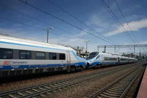 Dwa nowoczesne pociągi PKP Intercity stoją na torach. Zastanawiasz się nad pociąg warszawa - gdańsk cena?