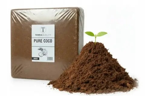 Kostka "Pure Coco" obok kopczyka ziemi z kiełkującą rośliną. Ile to taczek? To pytanie nurtuje każdego ogrodnika.